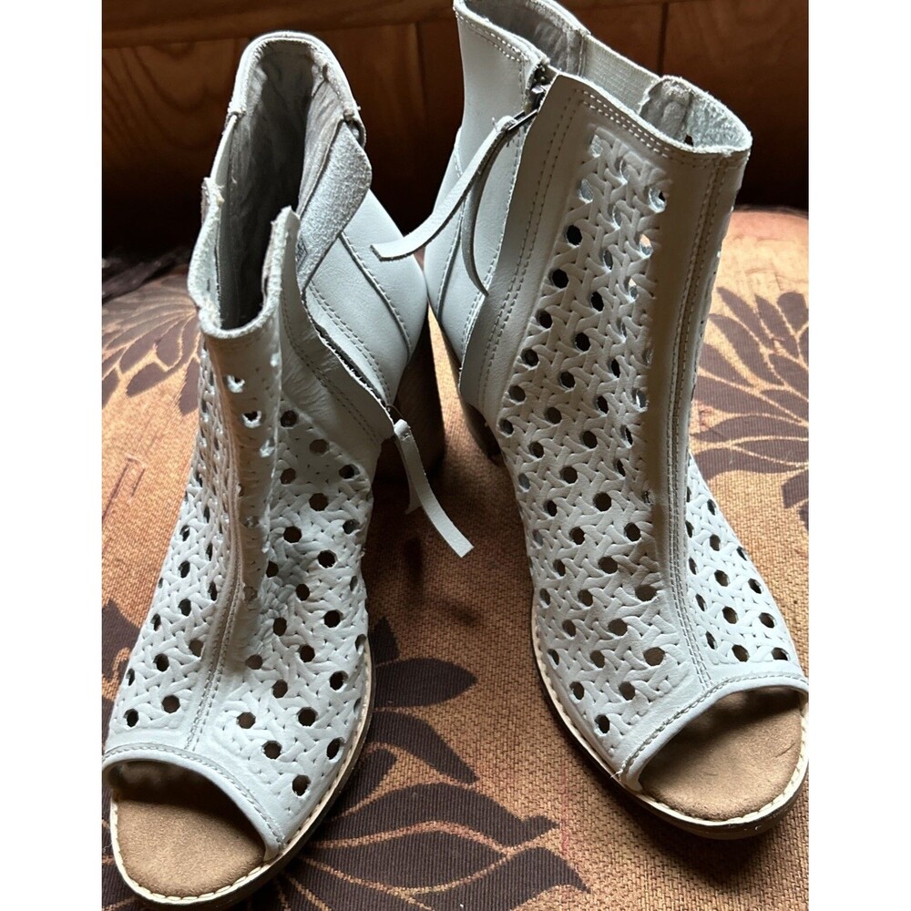Toms Majorca Perf Ankle Booties Peep Toe Chunky Heel Women's Size 8